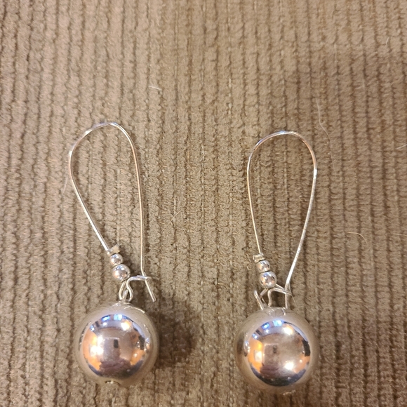 Costume dangle earrings - Picture 3 of 3